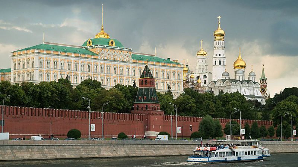 Москва. Московский Кремль Moscow Kremlin 1970. Большой Кремлёвский дворец вид сверху. Большой Кремлёвский дворец на красной площади город Москва.